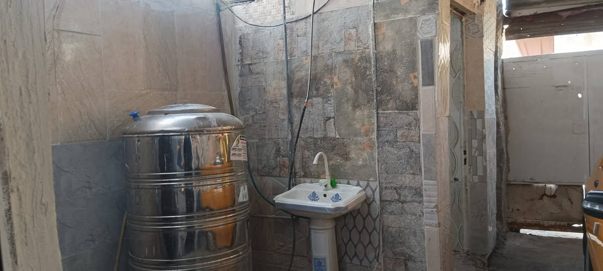 بيت البيع 120متر  بي ستقبال وصالة وغرفة  مطبخ وتواليت وحمام  بي مجاري ماء كهربائيّ صب مسلح طابو زراعي سند 25 مكان سبع قصور شارع ابو علي يم حسينية ال هاشم شارع خدمات فول  ماء ومجاري  مكفول بل نشر  سعر 35 رقم الهاتف *********** مكان سبع قصور شارع ابو علي بغداد, العراق

