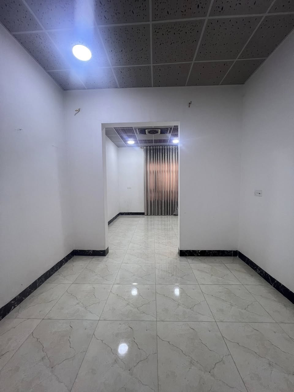 دار سكني (( للإيجار )) بناء حديث طابق واحد  

مساحة الدار▪️100 م2 الواجهه 7 متر 
موقع العقار ▪️ حي الانتصار / قريب من شارع 60  
                          
                       👇🏻 مواصفات العقار  👇🏻

🔺الطابق الاول 

غرفة نوم عدد 1➕ استقبال ➕هول
➕ مطبخ ➕ صحيات ➕ كراج 

   للاستفسار أكثر زيارة مكتب أيسر الشيخ للعقار
📍الموقع:[ الموصل / الوحده / مقابل جامع الودود وسانكو مول ]

📞 التواصل:

☎️ وسام الحمداني : *********** 
☎️   أيمن الشيخ : *********** 

💵  سعر الايجار  ( 300،000 ) الف سعر نهائي
