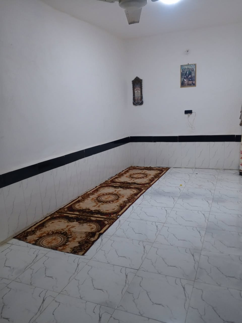 السلام عليكم بيت للبيع بحي الحسين (حي العدس) شارع الصوره بيت يتكون من غرفتين وصاله ومطبخ وستقبال وصحيات مساحه 190بيت جاهز للسكن ماي كهرباء مولده للاستفسار الاتصال ***********
