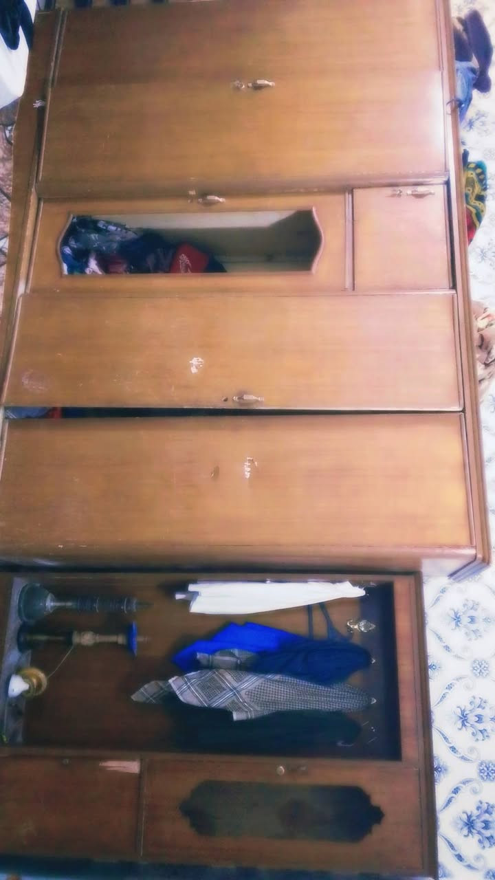 غرفه للبيع بس تعبانه ابيع هل موجود قيم واخذ ***********
