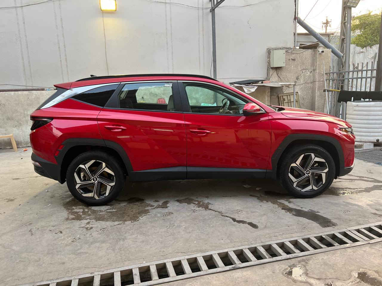 توكسان 2023 وارد امريكي 
ماشية ٤١ ألف ميل 
كل السيارة ليبل واحد بدون تبديل 
ضررهة بسيط شباك واصبع من البنيد وايرباك ستيرن وراجع سستم
والدعاميه نفسهة مصلحهة 
بيهة كلير من امريكا قطعتين جاملغ خلفي والباب الخلفي جهة السائق بدون ضرر
مواصفات 
فتحة وبصمة و تشغيل عن بعد
رادار امامي ونقط عمياء
تحديد مسار وقيادة ذاتية
تبريد قطعتين مناخ منفصل
كشن سائق كهرباء
كشنات جلد تدفئة
صندوق كهرباء
انظمة قيادة نورمال وسبورت وسمارت و snow
وبعد بيهة مواصفات هواي *********** سعر 200ورقه
