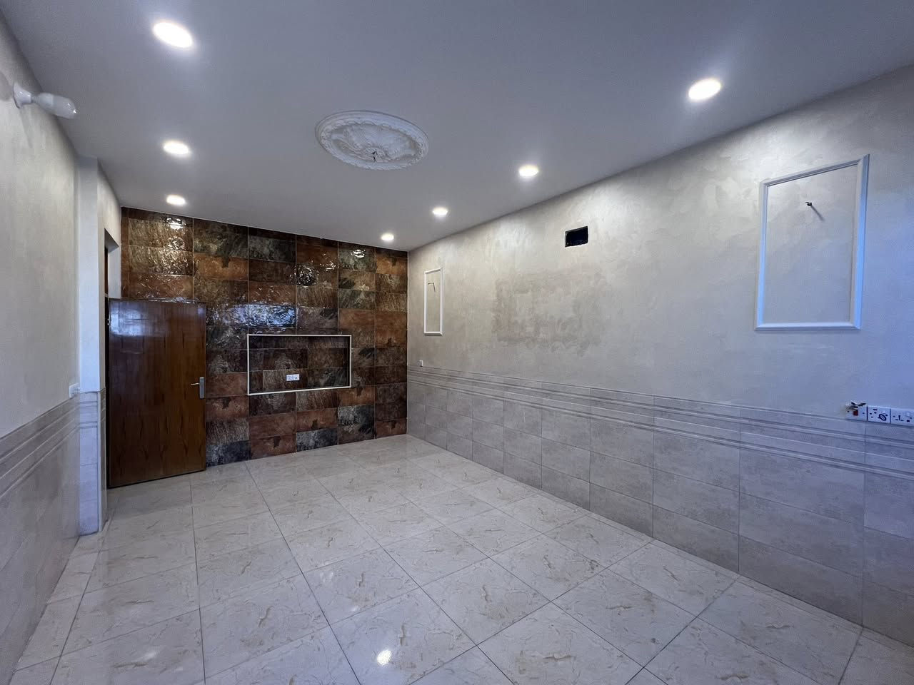 السلام عليكم 
بيت بمنطقة الحسينية منطقة الثلاثينات المربع الأول على ساحة خلف التجاري 
مساحة البيت 105 متر واقع حال 115 جبهة 5 متر ونص والنزال 21 متر  
سعر البيت 95 مليون وبي مجال بسيط 
للأستفسار الاتصال على الرقم :***********
