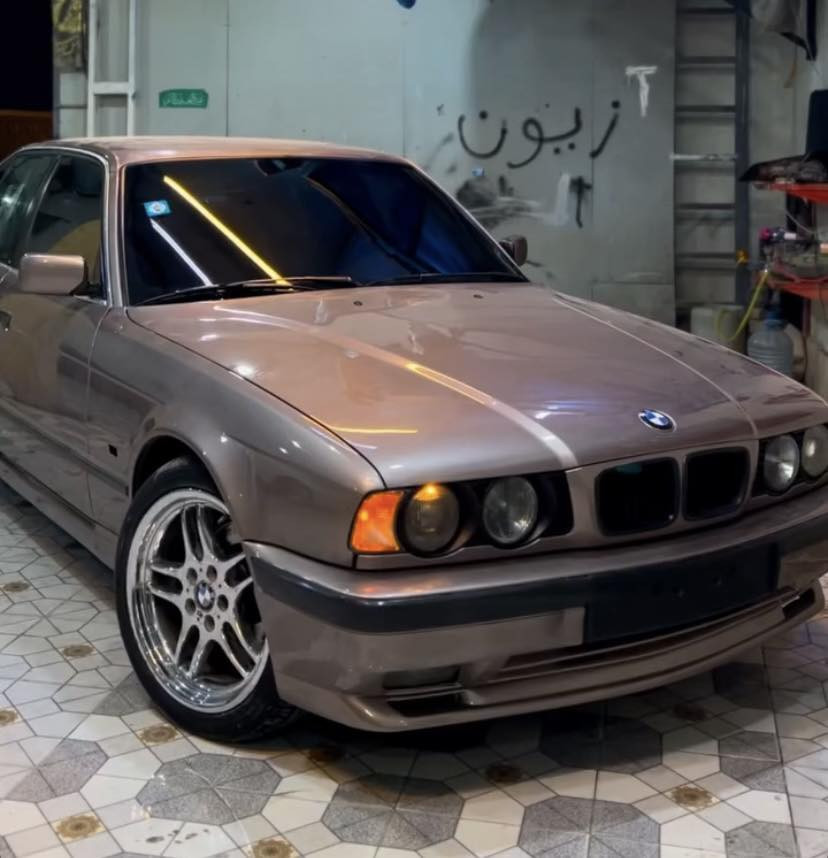 ‏BMW 530 i
المديل ١٩٨٩ بدون حادث بدون كصه بدون عيب شرعي 
كت كامل M 
ويل M
تخم تاير جديد
غرفه جديده كشنات قماش 
تدفئه بلكشنات
مكينه جديده مسكر دبل فانوس المرغوبه 
كير تبترونك نمره طويله ٣ وضعيات قياده
شاشه كامره 
السياره مناقصها شي تعمير جديد بلادي 
تحويل ثاني يوم 
المكان السياره الناصريه شارع بغداد 
للتواصل / ***********
