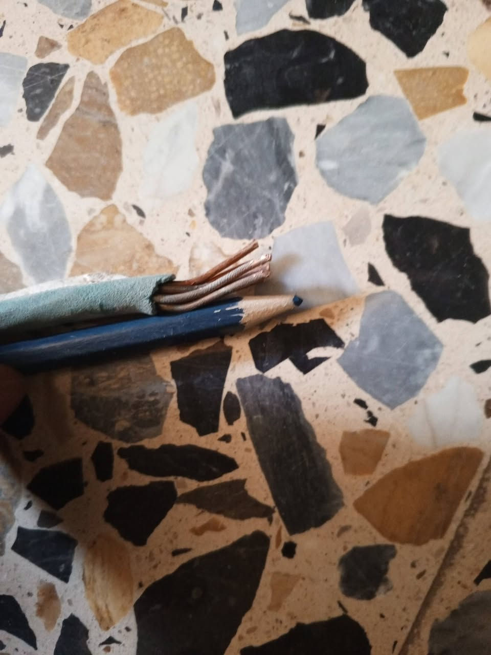 السلام عليكم ورحمه الله وبركاته كيبل حجم 15متر نوع ثقيل وبحاله ممتازه سنكل فيز خطين 16ملم هذا رقمي للتواصل ***********
