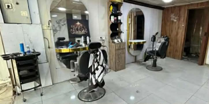 ديكور حلاقه للبيع.   مرايات وكراسي. وباترينه.  وقنفات.  الاستفسار. ***********.
