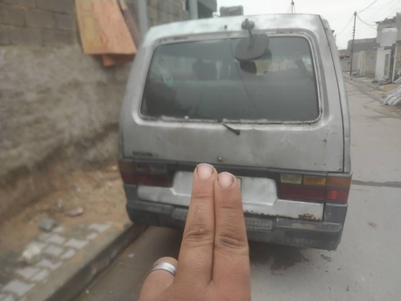 سلام عليكم كيه بسته موديل 1992
شواصي جدد ما معمرات مكينه. وكير جدد زوج تايرات  
سياره بلاديه راعيها ميت يعني ابيع بدون تحويل  سعره ٢٥. وبيها مجال  مكاني بغداد

*********** تصال ***********. واتساب فقط
