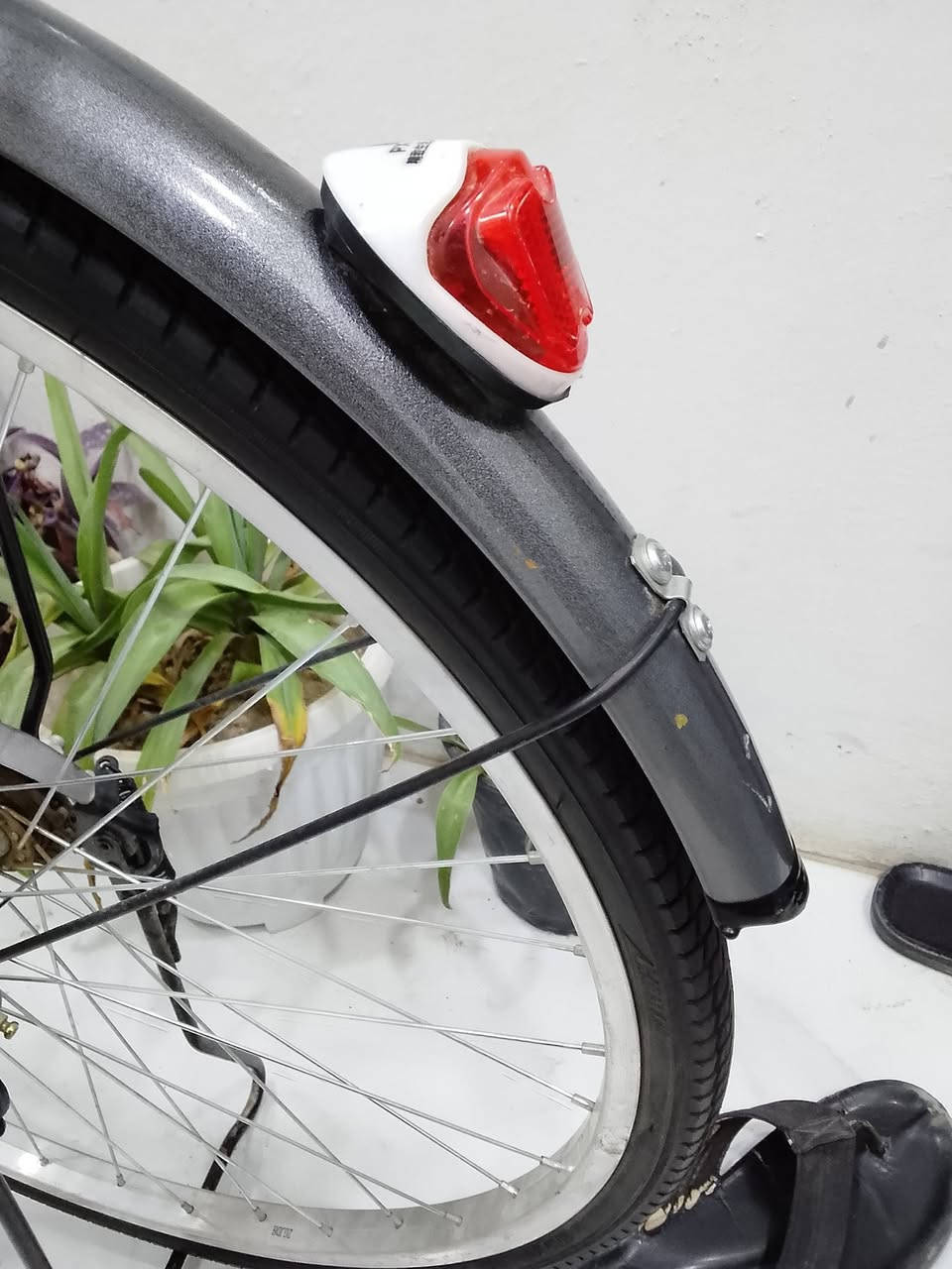 للبيع بايسكل City Bike لون رصاصي نظيف جدًا
استعمال يوم واحد فقط والباسكل بحالة الجديد تمامًا بدون أي مشاكل

المواصفات:

- سلة أمامية
- ستاند موبايل
- ضوء أمامي وخلفي
- ستاند جانبي
- مريح جدًا للمشاوير والتمشية

السعر: 150 ألف قابل للنقاش البسيط
المكان: الغزالية / مديرية الأمن

للتواصل واتساب أو اتصال:
***********
