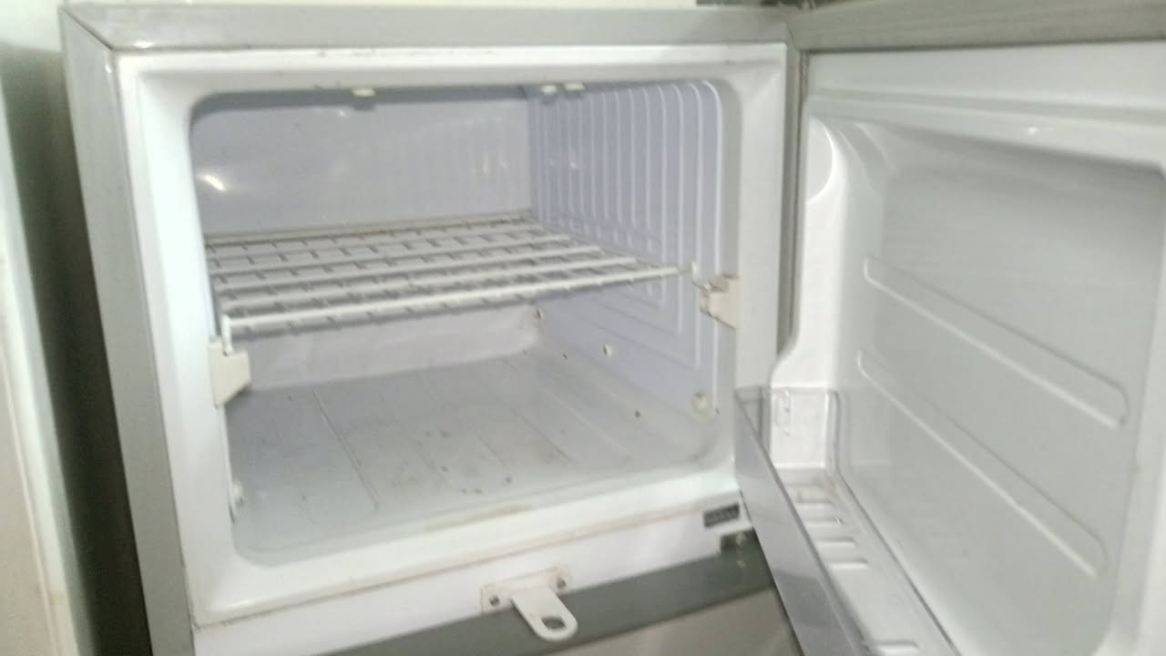 السلام عليكم ورحما الله وبركاته ثلاجة نضيفة وشغالة سعر250 الف وبيها مجال للستفسار*********** مكان الناصرية حي الجوادين
