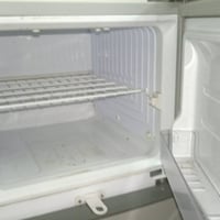 ورحما الله وبركاته ثلاجة نضيفة وشغالة سعر250 الف وبيها مجال للستفسار07...