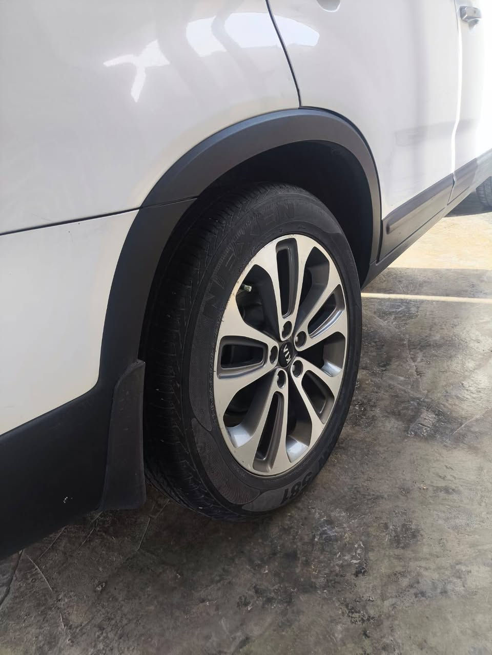 السلام عليكم
سورنتو موديل 15
خليجي 
بيها تبديل جامرلغات أمامي وبنيد 
محرك 6  سلندر
ماشيه 130
قطع تبريد 3
رقم ديالى بسمي
مكان السيارة ديالى 
الاستفسار 
***********
***********
