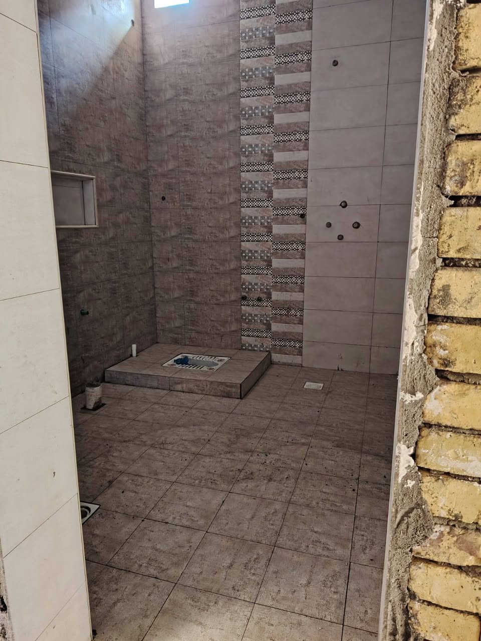 خلفه سراميك درجه اوله ارضي وجداري تسليم مهندس واسعارنه مناسبه وعملنه نظيف
*********** بيه واتساب
