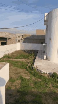 السلام عليكم بيت للبيع المساحه 1000 متر بيت طابقين سقوف +سيراميك 6غرف +ربعه11 متر +مطبخ+صاله صحيات داخليه وخارجية المكان العلم قرب روتانا الاستفسار ***********//***********
