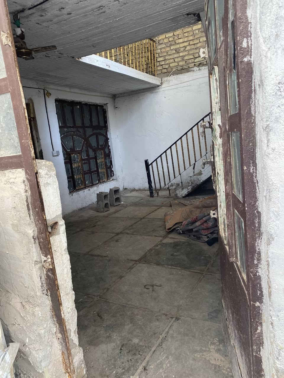 بيت لبيع في مدينه الصدر منطقت دسيم في شارع الصحه يحتوي على ثالث صحيات وحديقه كبيره وثالث غرف وستقبال حوش كبير استفسار هاذ رقم ***********
