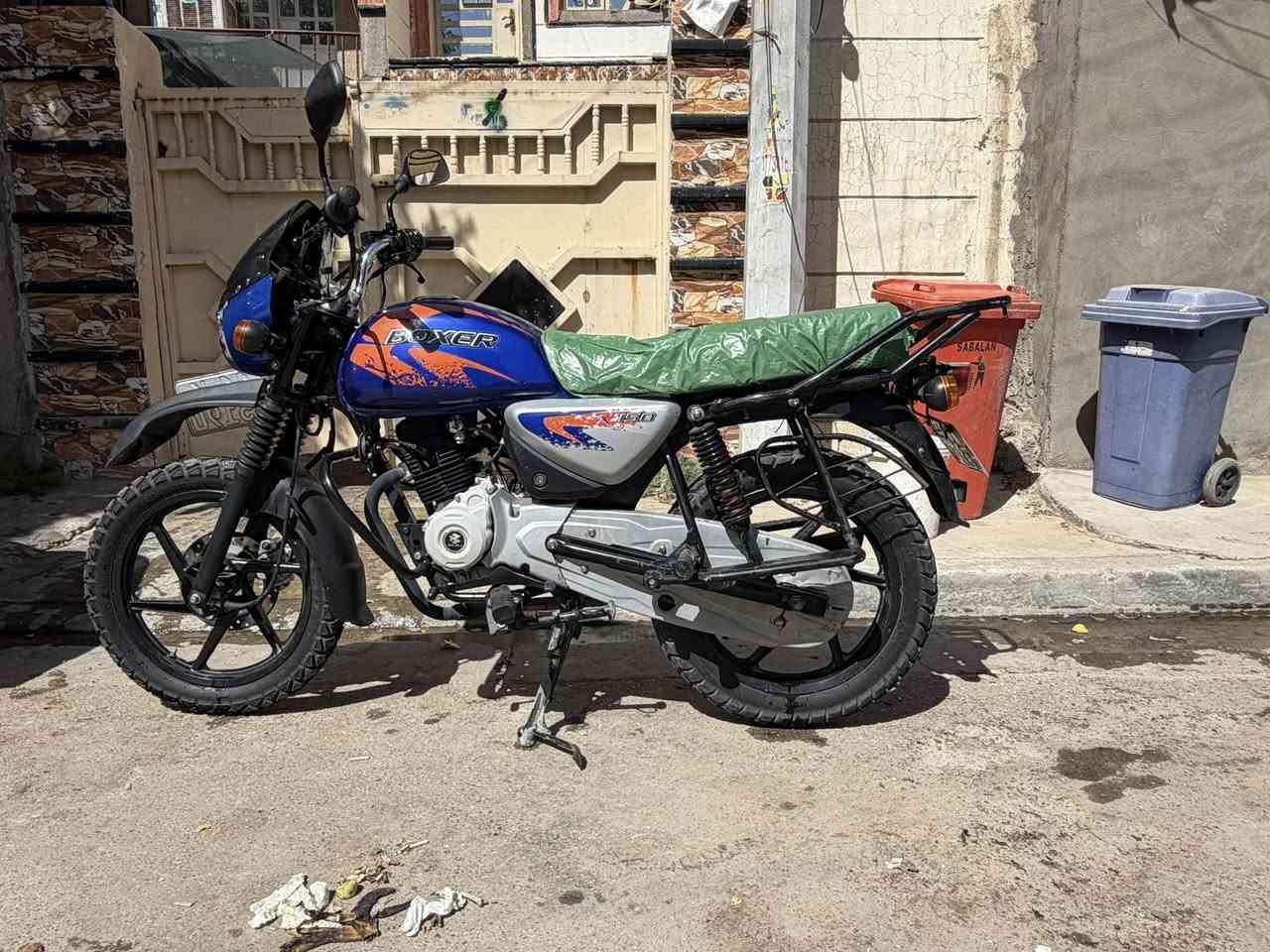 السلام عليكم بوكسر موديل 23 نازله 24 مرقم لوحه وسنويه باسمي تحويل ثاني يوم ( مكفوله كفاله عامه) دراجه برغي مابيه نقص مكاني الحريه
***********
