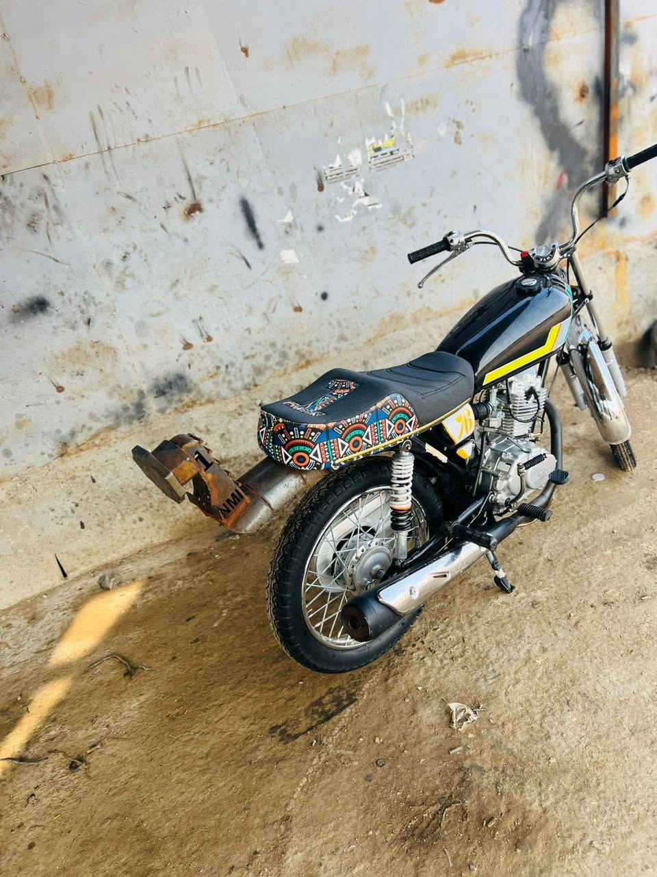 مكلف بلنشر دراجه للبيع شاصي 19 اوراق اصولي والمكينه اصلي شلامجه والغراض اصلي مختم 25 السعر 700 وبيه مجال 
مكاني فجر رقم راعيها ***********
