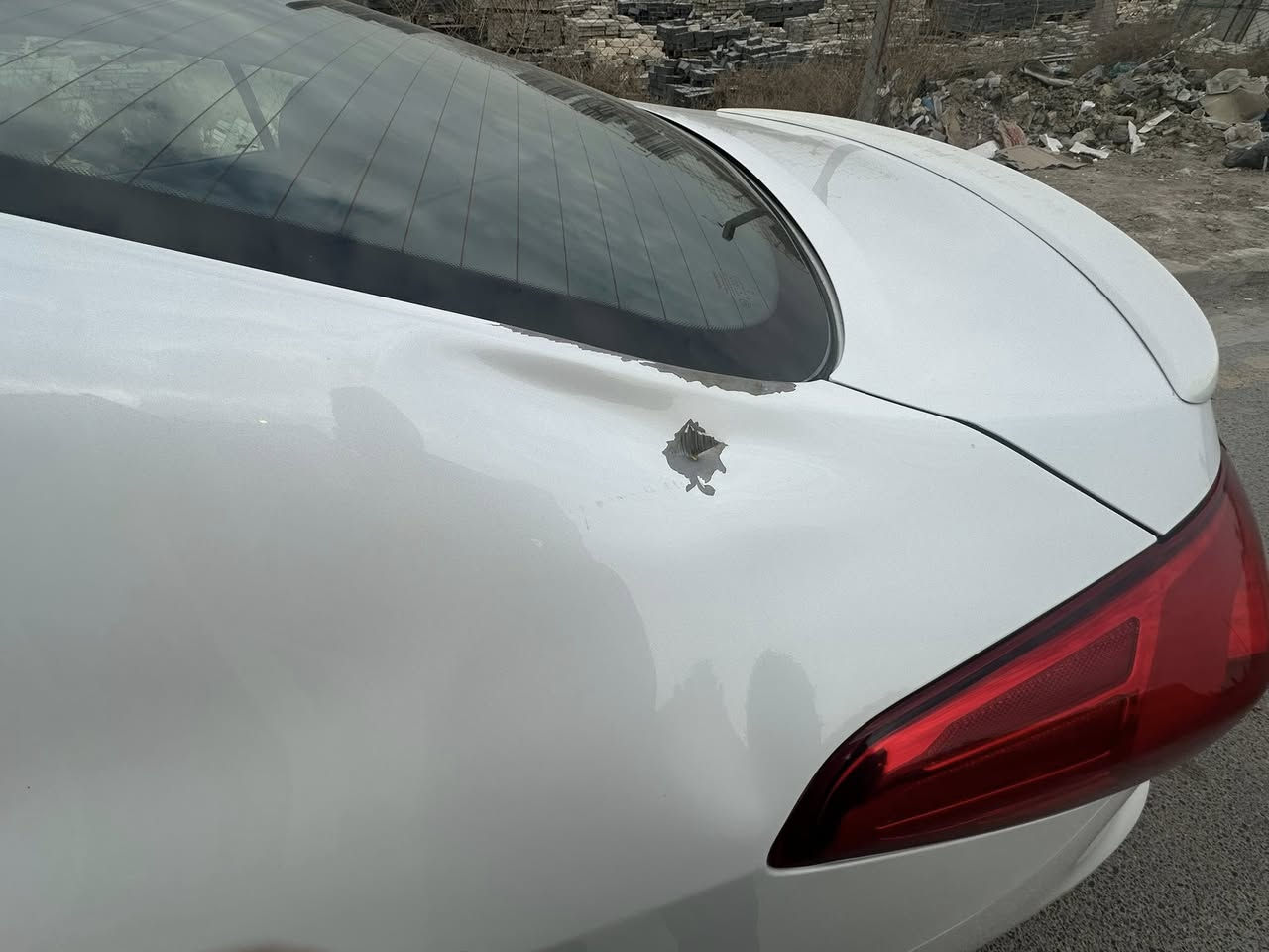 السلام عليكم سيراتو للبيع مديل ٢٠١٥ بدون صبغ بيهة بس هاي الضربه الموضحه بل صوره وارد ايراني فول مواصفات ماشيه ١١٢كيلومتر 
للستفسار             ***********.        ***********
