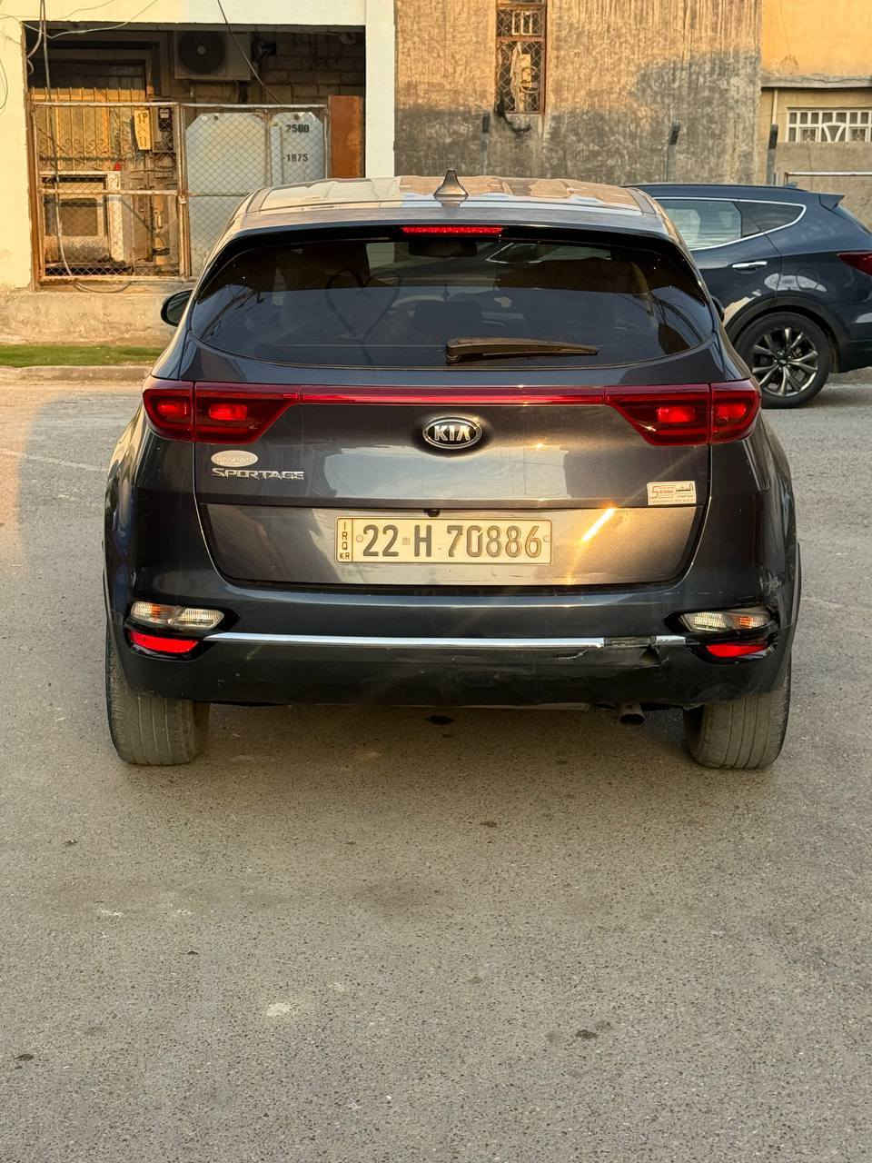 السلام عليكم
سبورتج للبيع 
موديل ٢١  امريكي ٢٤٠٠ 
نص فول (اشاير مري /تحكم ستيرن /٣وضعيات قياده /نقطة عمياء /كشن كهربائي /كامرا دواره )
حادثها سطي صور الحادث مرفقه بالمنشور 
السياره محرك وتبرد  خيرر من الله 
بيها بارد خلف باب السايق 
المكان بغداد شهداء البياع 
السعر ١٥٠
***********
