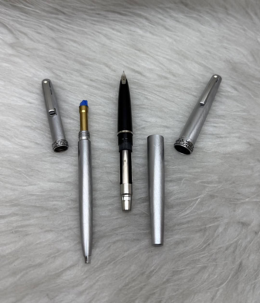 SHEAFFER 620
سيت شيفر 
حبر و جاف
امريكي المنشأ اصلي 
ستانلس ستيل 
ريشة (سلاية) ستيل
حجم الخط F
انتاج سنة سنة الستينات
جديد غير مستخدم 
مع العلبة الاصلية 
للاستفسار المراسله على الواتساب او الاتصال بالرقم  *********** 
يوجد خدمة توصيل داخل بغداد و محافظات⁩
