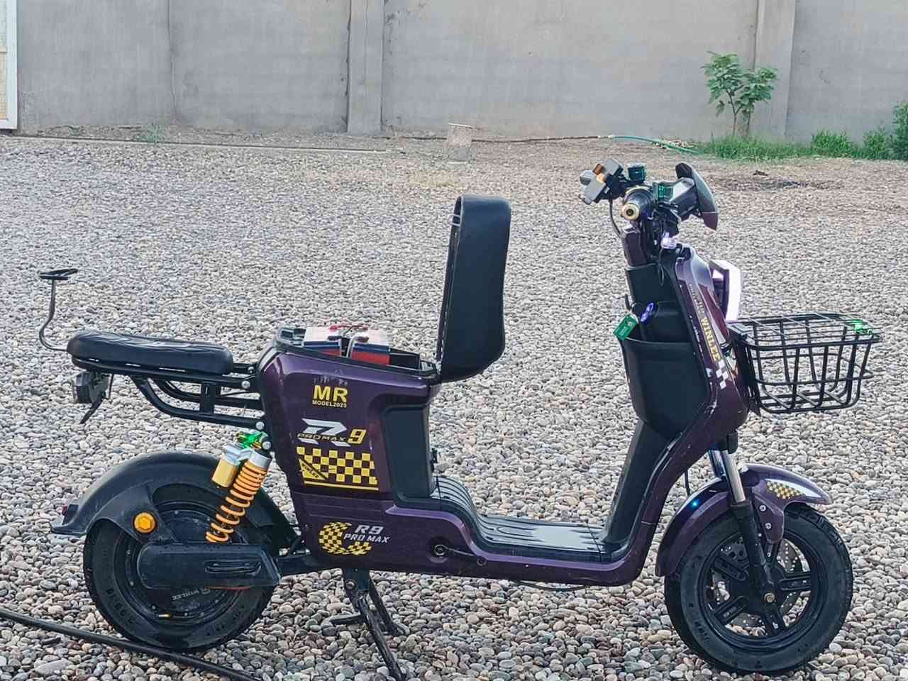 السلام عليكم موطور شحن للبيع
R9 Pro Max وينلي الاصلي موديل    2025
Korea MR
خمس بطاريات 32 امبير
سرعه 109وبي نضام Rبك
بريكات امامي خلفي دهن 
تحكم بل شاشه +هورن عالي
كهربائيات كلها شغاله
لايت زنون عالي ناصي اشاير يمين يسار دبل اشاره  كله شغال حافضة موبايل
سله امامي حجم كبير 
للاستفسار ***********
