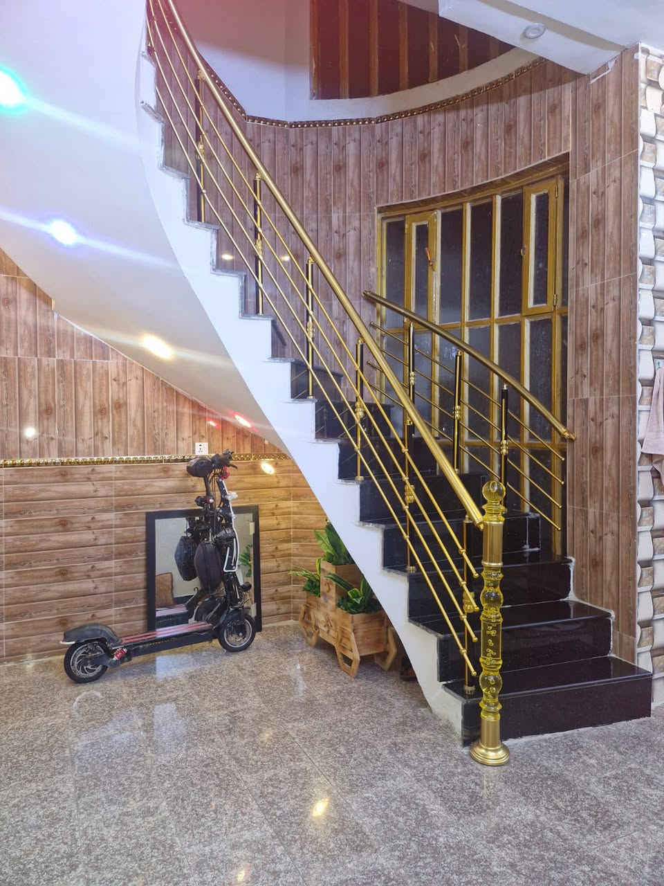 دار للبيع مساحة ١٠٠ متر جاهز عده الواجهه ضياء الحلفي المربع الذهبي خلف علو ام البنين مباشره ***********
