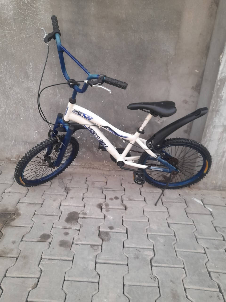 السلام عليكم
متاح باسكل أوربي نوعية ممتازة اسم الباسكل بلاك فينتو حجم ٢٠ كامل من كلشي تايرات جديدة بريك أمامي وخلفي سرج رياضي  السعر ٤٥ وبي مجال بعقوبة التحرير ***********
