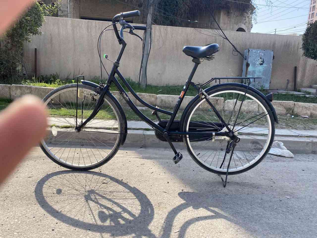 سلام عليكم بايسكل بناتي للبيع ألون اسود حجم 26 بايسكل نظيف من كلشي السعر 85 وبي مجال اتصال على واتساب *********** الدورة حي اسيا
