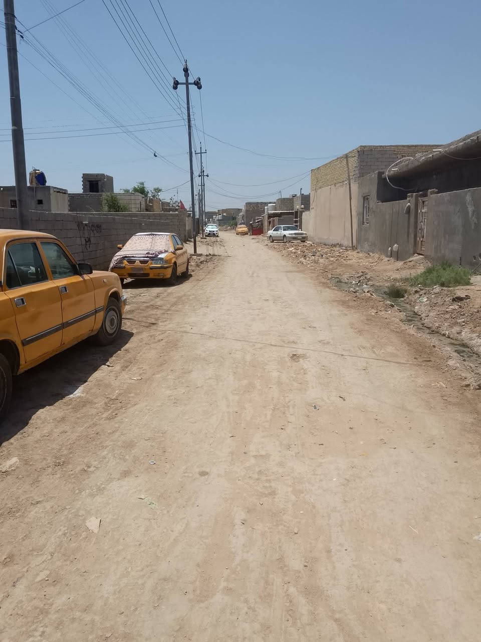 سلام عليكم بيت للبيع مساحه 180غرف 2صاله 4+6مطبخ 3+4حماملت 2بس ديوانية ماكامله مع قطعه مساحه 150مسيجه بيه غرفه وصحيات ركن على شارعين بكاع راجي ب شارع رئيسي مقابيل مدرسه مال ال حامي ال شمال ماي كهرباء مع بيت تريد البيت هم للبيع ***********

