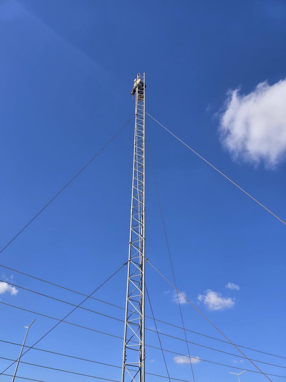 تم تفصيخ ونصب عده ابراج مسيب.
***********
