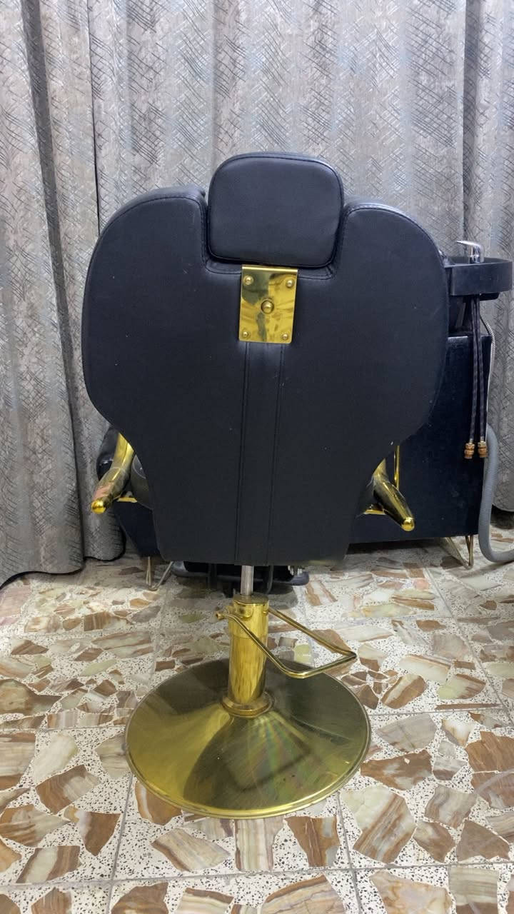 كرسي حلاقه للبيع نضيف جداً جداً فقط يتبدله جك خربان مالته السعر ١٠٠ الف قفل  العنوان شهداء البياع شارع سوك رضا *********** وبي واتساب
