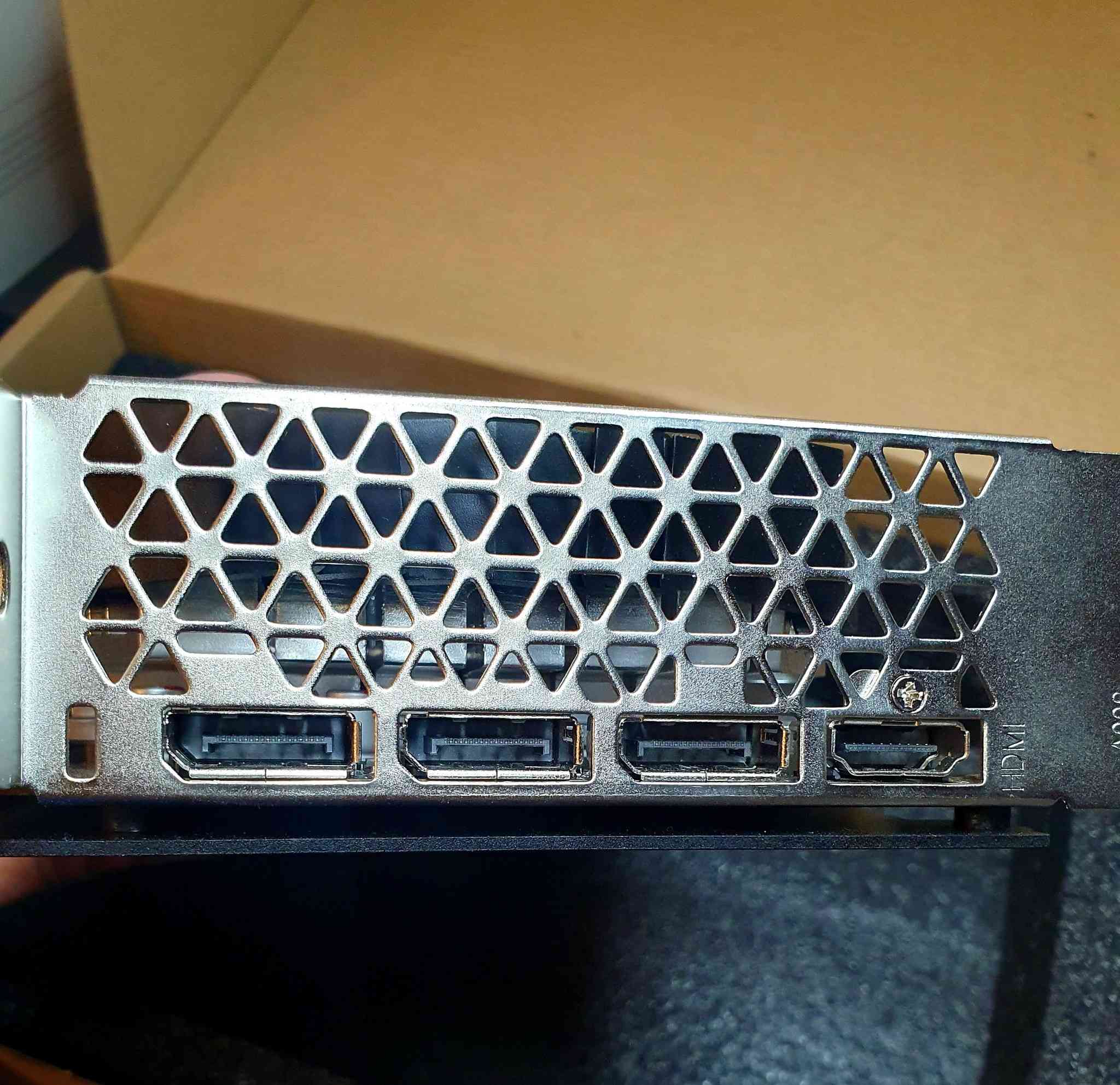 كارت شاشة AMD Radeon RX 580 بسعة 8 جيجابايت من إصدار العلامة التجارية MLLSE. 
المواصفات الفنية الرئيسية:

المعالج الرسومي (GPU): AMD Radeon RX 580، وتحديداً إصدار 2048SP.

الذاكرة: 8 جيجابايت من نوع GDDR5 بواجهة ذاكرة 256 بت.

نظام التبريد: مزود بمروحتين (Dual Fan) مع مبدد حراري من الألومنيوم لضمان استقرار الحرارة أثناء التشغيل.

واجهة التوصيل: PCI Express 3.0 x16.

منفذ الطاقة: يتطلب عادةً وصلاً خارجياً بـ 6 أو 8 دبابيس (pins) حسب الإصدار الدقيق. 

معلومات إضافية:

الأداء: يعتبر خياراً اقتصادياً جيداً للألعاب بدقة 1080p.


**إذا كنت صاحب هذا الإعلان وتريد حذفه لأي سبب، رجاءا أرسل رسالة إلى الدعم الفني**