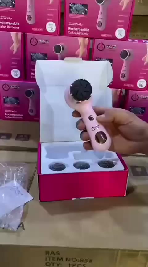 جهاز ازالة التشققات من كروان
إزالة الجلد الميت والتشققات من القدمين بسهولة وأمان.

تنعيم الكعبين وإزالة القساوة الزائدة للحصول على قدمين ناعمتين وجميلتين.
 
مثالي للعناية اليومية بالقدمين في المنزل دون الحاجة للذهاب إلى صالونات التجميل.
 
يُستخدم بعد الاستحمام للحصول على أفضل النتائج، أو أثناء الاستخدام الجاف حسب الرغبة.
 
مفيد للأشخاص الذين يعانون من خشونة في الكعب أو جلد قاسي متراكم.
 
مناسب للنساء والرجال على حد سواء.

رأس طحن مصنوع من رمل الكوارتز القوي والفعال في إزالة الجلد الميت.
 
يحتوي على أربع بكرات مختلفة لتخصيص النتائج حسب نوع البشرة ودرجة الخشونة.
 
تصميم مزدوج السرعة (سريع وبطيء) لتناسب جميع احتياجات العناية بالقدمين.
 
إمكانية الاستخدام الجاف أو الرطب، ما يجعله سهل التنظيف وأكثر راحة أثناء الاستعمال.
 
شحن USB عملي ومريح، بجهد 5V وتيار 1A.
 
 الطاقة: 5 واط.
 
تصميم آمن مع زر تشغيل مزود بميزة أمان لمنع التشغيل غير المقصود.
 
يحتوي على ضوء أمامي (Floodlight) لرؤية أوضح أثناء الاستخدام.
 
يتوفر بعدة ألوان أنيقة: وردي، أبيض، أخضر، أسود.
 
جهاز أنيق، عملي، وفعال، ويعد من أفضل الأدوات للعناية بالقدمين بشكل احترافي في المنزل.


**إذا كنت صاحب هذا الإعلان وتريد حذفه لأي سبب، رجاءا أرسل رسالة إلى الدعم الفني**