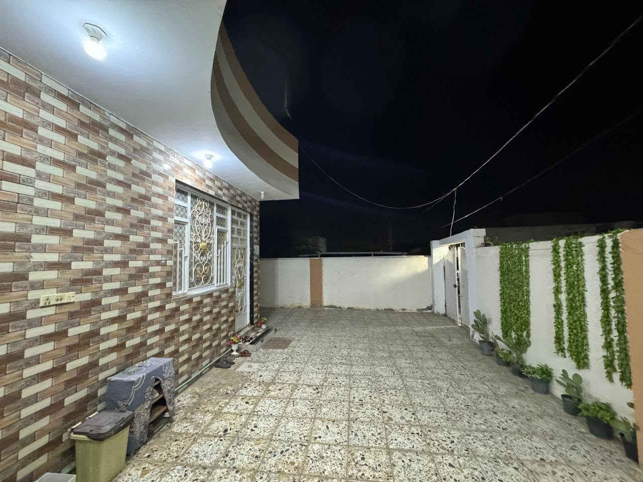 السلام عليكم...... مكلف بالنشر فقط
بيت مساحه ٣٠٠ متر في قضاء صويره منطقة ٥ دونم زراعي طريق مطار مجاور عماره فلاح الزبيدي يبعد عن شارع عام ١٠٠ متر بناء طابوك وسكف صب مجاري +ماء  للاستفسار اكثر الاتصال  ***********
