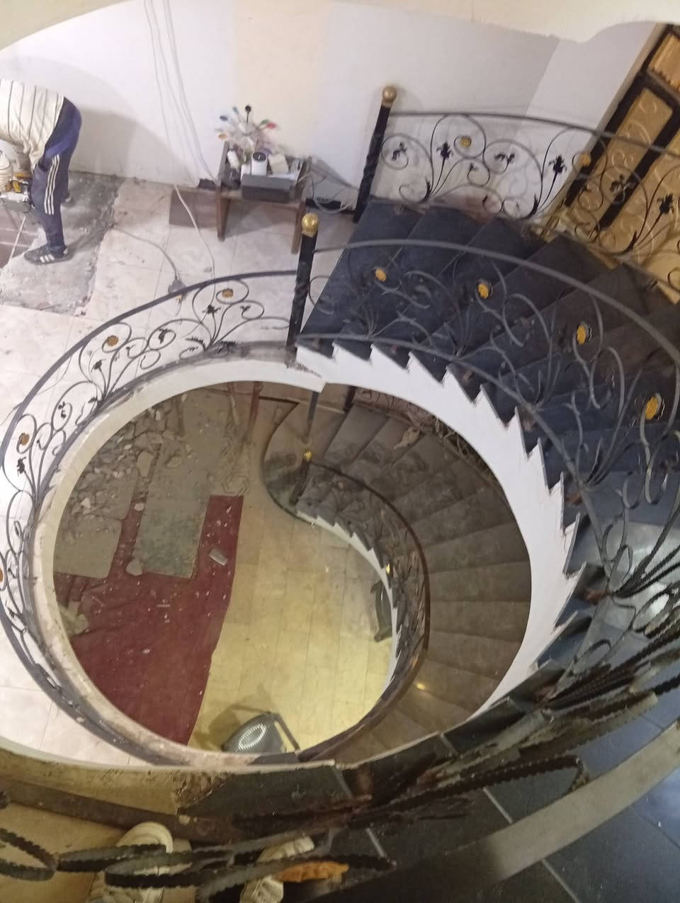 يوجد بآيات درج دورمستخدم ونظيف  وجاهز للتطبيك مرمر ايطالي اسود بأية ومراية طول البداية 120سم وعرض الباية40*20 عددالبايات 20مع المرايا سمك البداية 3سم واول بأية دور كبيرة مع محجر درك كامل كما هو في الصور موجود بالمسيب حي العسكري هذا رقمي بي واتساب *********** علما أنه سعرالبايات الجديد كان 600اما العرض للبيع الان ب 300الف من غير محجر
