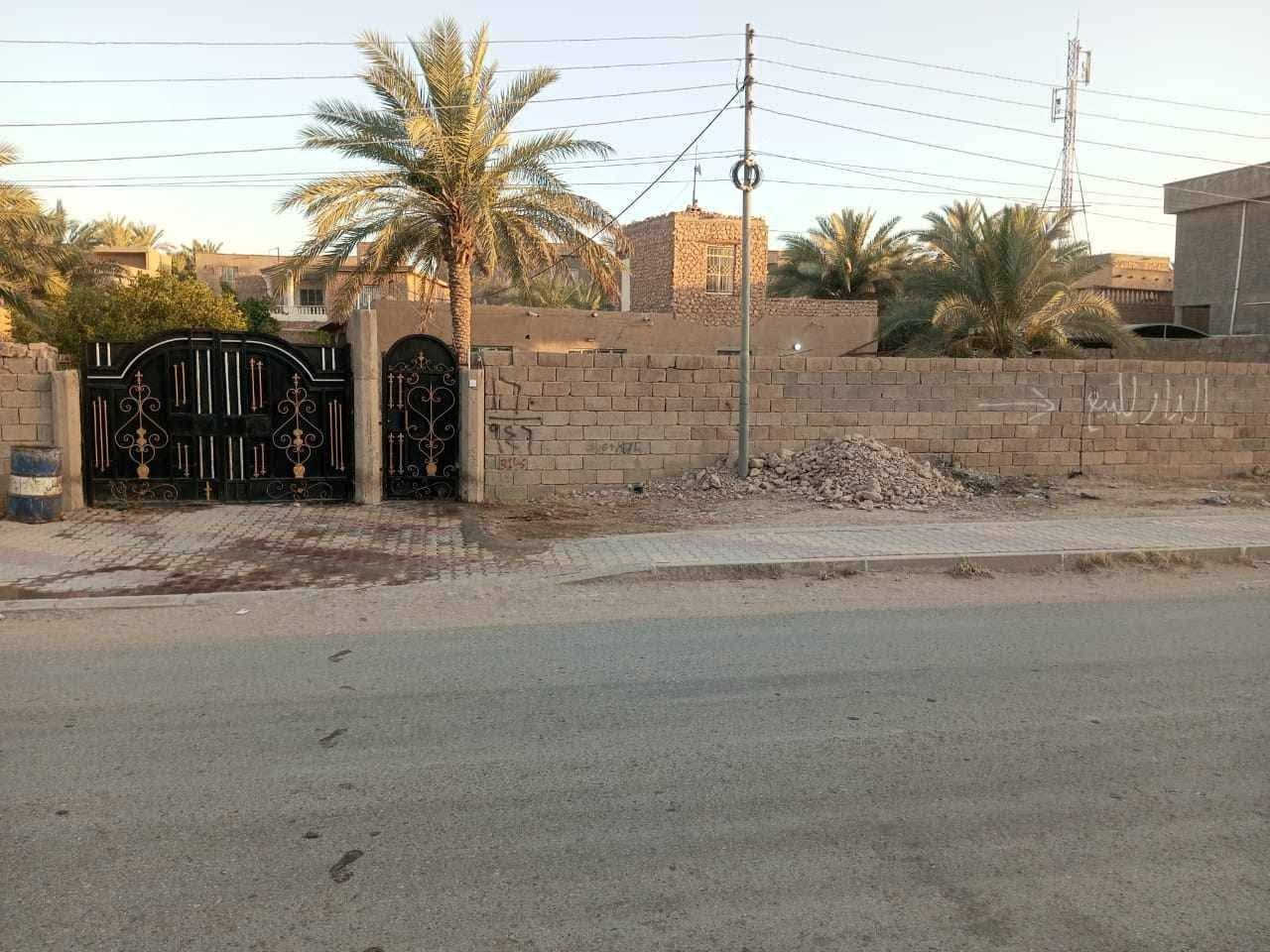 دار سكن للبيع. 
في وادي الخمسة. 
قرب جامع السنة. 
مساحة الدار 1000م. 
800طابو صرف 200م غير مسجلة ضمن الدار. 
المحتويات. 
🔹ديوان9×5
🔹هول 5×4
🔹مطبخ بارد 4×5
🔹مطبخ حار. 2×2
🔹غرفتين نوم. 5×4
🔹صالة داخلية 3×4
🔹حمام وتواليت سيراميك. 
السقف شيلمان. 
الأرضية صب ناعم. 
يوجد مخزن خارجي 
يوجد حديقة امامية. 
يوجد حديقة خلفية 
السعر المطلوب 55وبه مجال قليل. 
عنوان المكتب📍 الانبار قضاء حديثة سوق الحي العسكري قرب اسواق ابو حسين 
أ.استاذ هشام حسين ابو احمد ***********واتساب ***********
رائد المعاضيدي ***********
