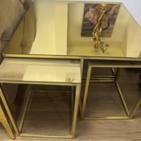 عندي سيت طبلات عدد 5 جديده الوجه زجاج والهيكل حديد لون ذهبي السعر 80 ا...