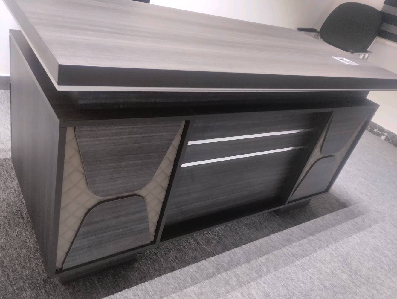 ميز اجتماعات 
ميز مكاتب عدد 2
كراسي مكاتب عدد 2
العنوان المنصور البيجيه قرب بوابه المنصور ستي