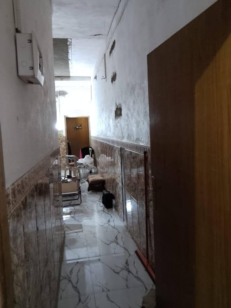 بيت للبيع بسعر مناسب بيع مستعجل... 
ام الخيل الرابعة 100 م بناء طابقين عكادة والاساس مسلح غرفة نوم وصالة استقبال ومطبخ وصحيات 
الطابق الثاني غرفتين وصالة وصحيات
لمعرفة السعر راسلني خاص او اتصال *********** مكتب المحنه
