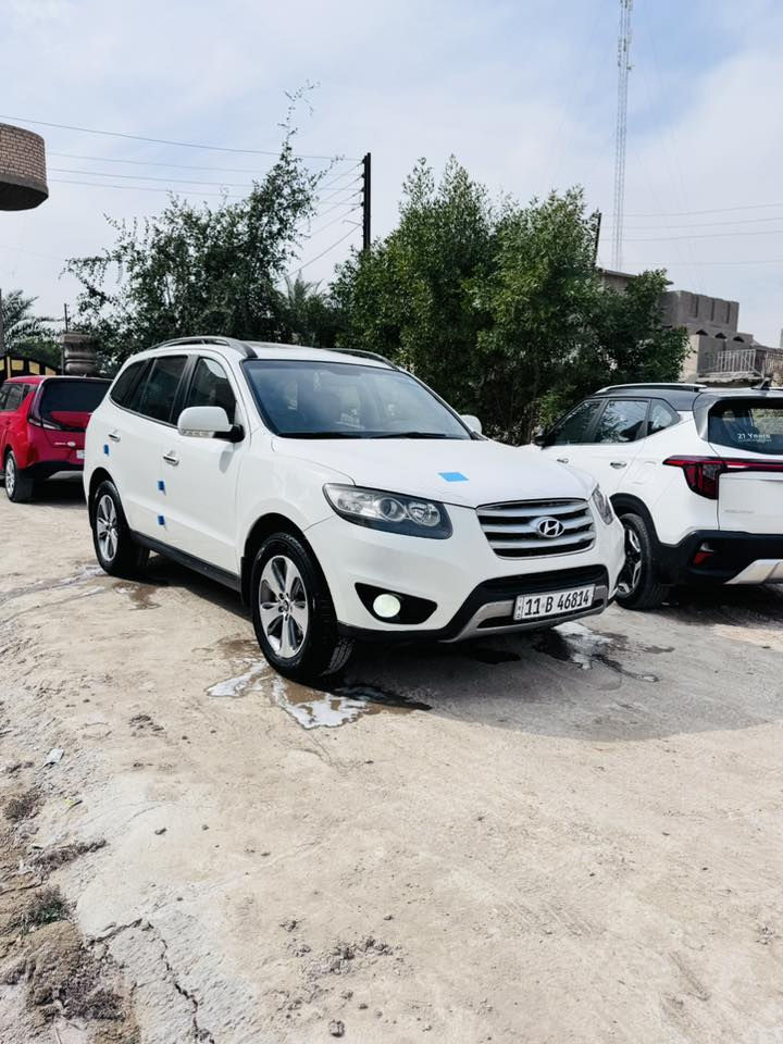 سلام عليكم
سنتافي ٢٠١٢ رقم بغداد الجديد 
مكينه وكير كفاله 
فول موصفات 
٦ سلندر 
بصمه 
٧ راكب 
٣ قطع تبريد 
كشنات جلد 
كشن كهرباء 
حساس وكامره بلادي 
تبريد لمس 
سياره جديده واحلى من الصور بيه بارد قليل بربع الجاملغ الأمامي جهت العبري وتكحيل بطرف الباب والباقي كفاله 
مكان السياره الديوانيه-عفك 
السعر ١٦٧ وبيه مجال قليل 
*********** محمد
