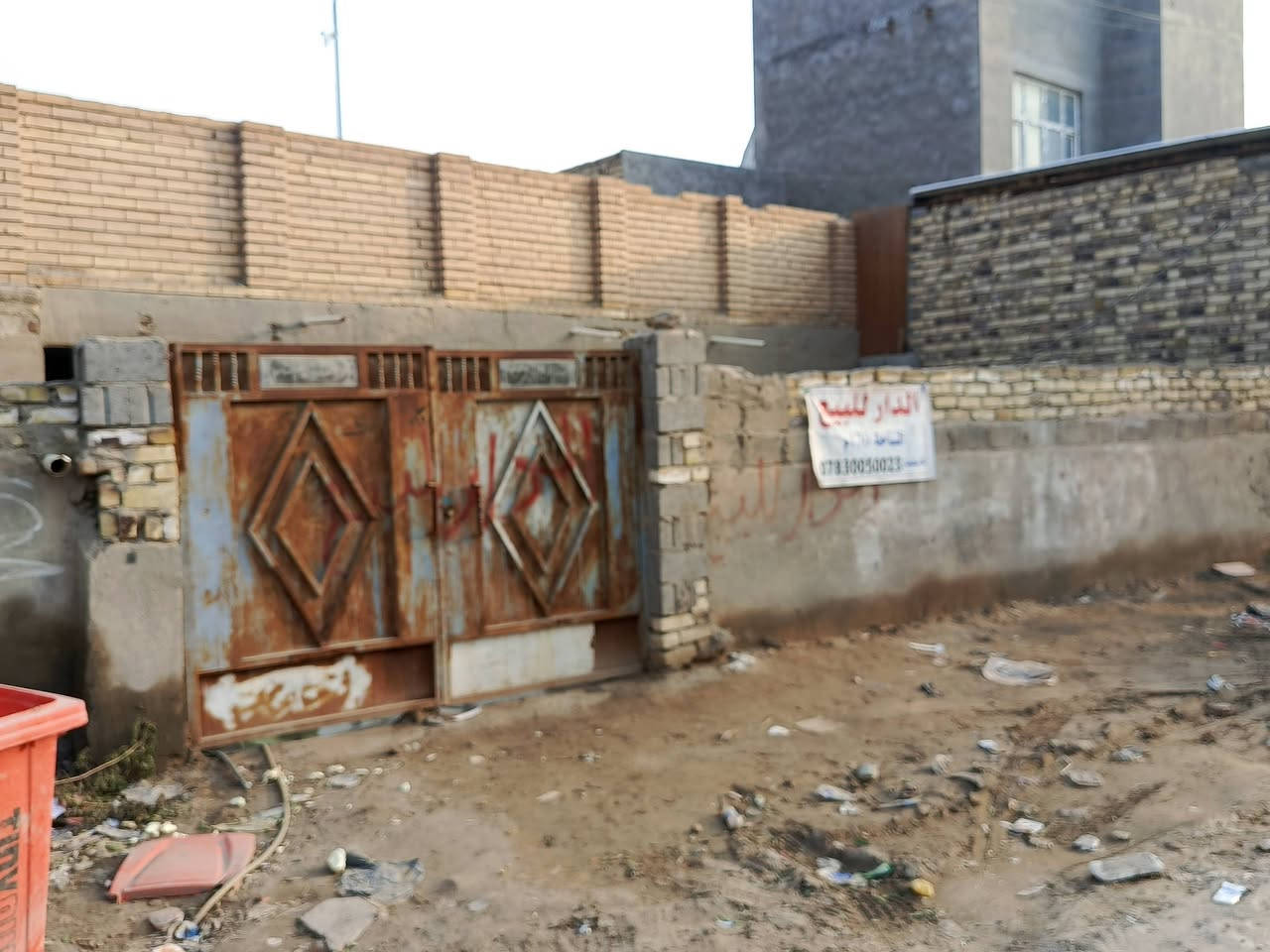 بيت للبيع مقابل الجامعه مساحه 165 بل شارع التبليط السعر 20 وبي مجال تلفون ***********
