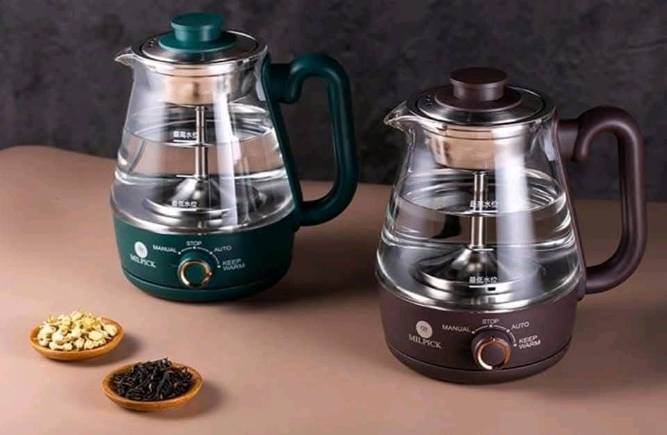 ماكينة شاي PowerMaxX3 مع سعة 1 لتر، تعمل بقدرة 600 واط، مزودة بوضعيتين للتحضير اليدوي والآلي. مصنوعة من زجاج سميك وفولاذ مقاوم للصدأ بدرجة مخصصة للطعام. مزودة بخاصية الحفاظ على السخونة، مثالية لتحضير الشاي بنكهات مختلفة. تأتي بلونين: البني والأخضر، مع مقبض بلاستيك مقاوم للحرارة.