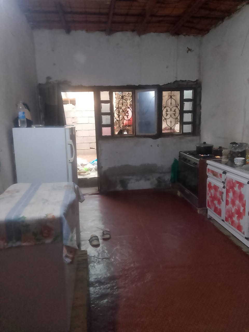 سلام عليكم البيع بيت ركن مكانه نهايت حي عرار مساحته 200متر تبليط كدامه يحتوي على غرفه ومطبخ وهول سكفه زين بي محل ركن حديقه جبيره سعره 12وبي مجال لاستفسار رقم ‏‪0788 112 4939‬‏
