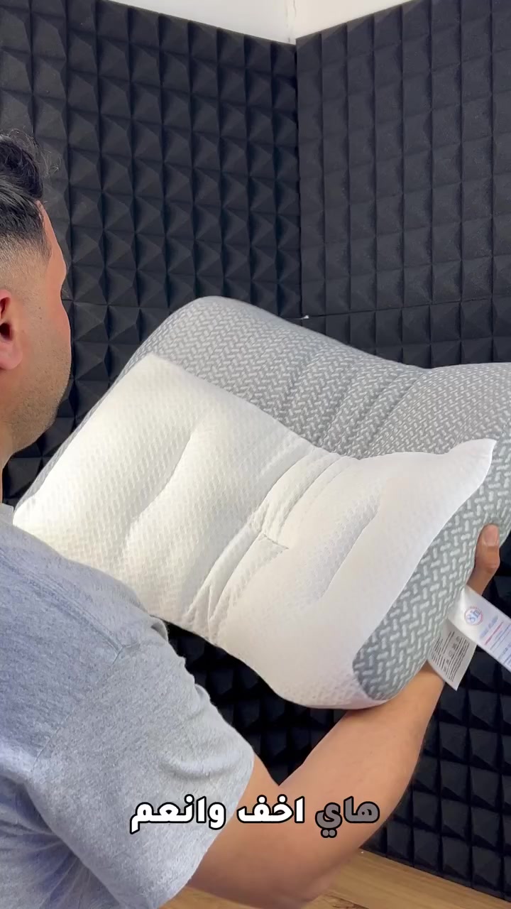 وسادة نوم طبية ميموري فوم بارتفاع 8 سم – تصميم مريح لدعم الرقبة

الاستخدامات:

دعم الرقبة والرأس أثناء النوم بوضعية صحية.

تقليل آلام الرقبة والكتفين الناتجة عن الوسائد العادية.

مناسبة للنوم على الظهر أو الجانب.

تساعد في تحسين استقامة العمود الفقري أثناء النوم.

مثالية للاستخدام اليومي في المنزل.

المميزات:

مصنوعة من ميموري فوم عالي الكثافة يستجيب لضغط الرأس ويعود لشكلِه الأصلي.

تصميم متموج (Contour Design) لدعم أفضل لفقرات الرقبة.

ارتفاع مريح 8 سم يوفر توازن مثالي بين الليونة والدعم.

قماش خارجي ناعم وقابل للتنفس يساعد على تقليل التعرّق.

غطاء بسحاب قابل للإزالة والغسل.

لا تهبط بسرعة وتحافظ على شكلها لفترة طويلة.

مناسبة للبالغين الذين يعانون من شدّ أو ألم في الرقبة.

المقاس الفعلي للوسادة: 65 × 42 × 8 سم.

مقاس الكيس: 80 × 48 × 8 سم.

محتويات الصندوق:
وسادة طبية ميموري فوم.

كيسحقيبة تغليف.

الملاحظات:

قد تحتاج الوسادة من 24 إلى 48 ساعة لتأخذ شكلها الكامل بعد فتح التغليف.

يُفضل تهويتها قبل الاستخدام الأول.

يُغسل الغطاء فقط ولا يُغسل الفوم الداخلي.

مناسبة لمن يبحث عن دعم متوسط الارتفاع (8 سم).
كل هذا وبسعر 14 الف فقط
والتوصيل داخل بغداد 3الاف والمحافضات 5
للحجز والاستفسار يرجى مراسلة الصفحة


**إذا كنت صاحب هذا الإعلان وتريد حذفه لأي سبب، رجاءا أرسل رسالة إلى الدعم الفني**