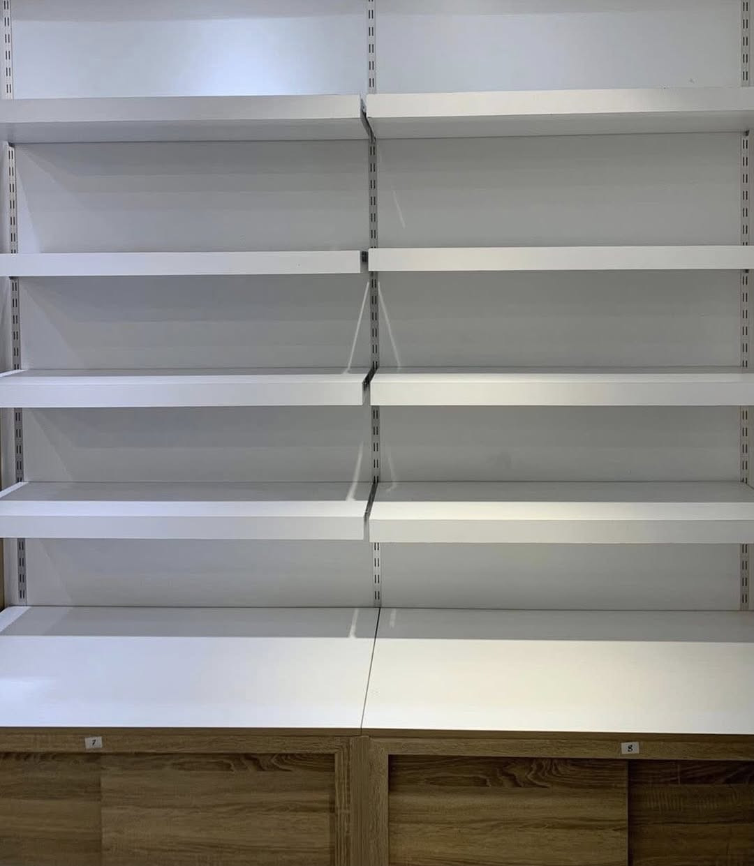 رفوف ولوكرات خشب للبيع 
72 رف مع 18 لوكر 
بغداد واتساب ***********
