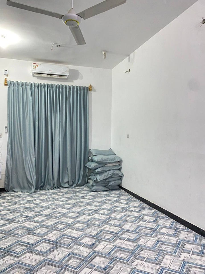 #دار__للبيع
📌خلــف الملعــب القديم
📌خلــف  شارع #الشيخ_ياسين
🔴#البناء مسلح #طابوق
🔴#المساحة 200م
🔴#يحتوي على غرفتيـن/صالة/استقبال/ مطبخ
صحيات خارجي /حمام داخلي/مخزن٥امتار جاهز 
يصلح محل. 
السعر ٨٥ 
#للاستفسار الاتصال على الرقم ***********
