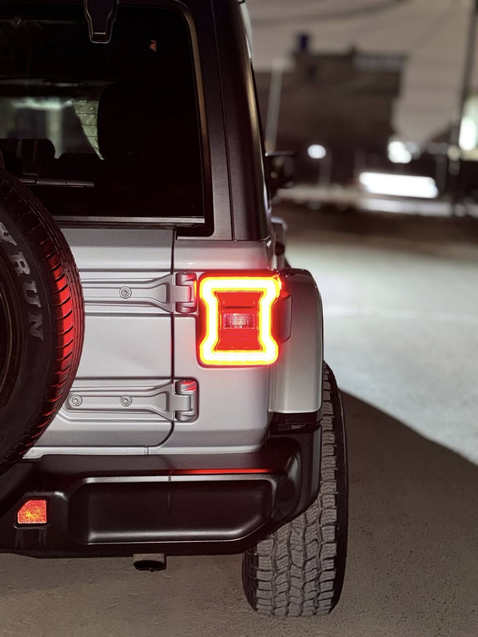 السلام عليكم
جيب رانكلر صحارى  للبيع 2023

3 انضمه هايبرد. كهرباء . بنزين

 

ماشيه 45 الف حقيقي 

محرك  4 سلندر 2.0L تيربو   

دفع رباعي متطور (4X4)

اوتماتيكي 8 سرعات

 

نظام Uconnect للترفيه والملاحة.

مقاعد جلدية سوداء 

نظام صوتي متطور

مكيف هواء أوتوماتيكي.

عجلة قيادة متعددة الوظائف

مصابيح أمامية وخلفية LED.

مصابيح ضباب

عجلات معدنية

نظام فرامل مانع للانغلاق (ABS) ومساعد فرامل (BA).

وسائد هوائية متقدمة

بيها 3 قطع 

السعر اتصل على الرقم 

***********
