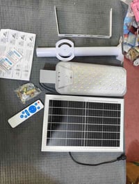 هذا الجهاز هو كشاف شوارع يعمل بالطاقة الشمسية (Solar Street Light) مع ...