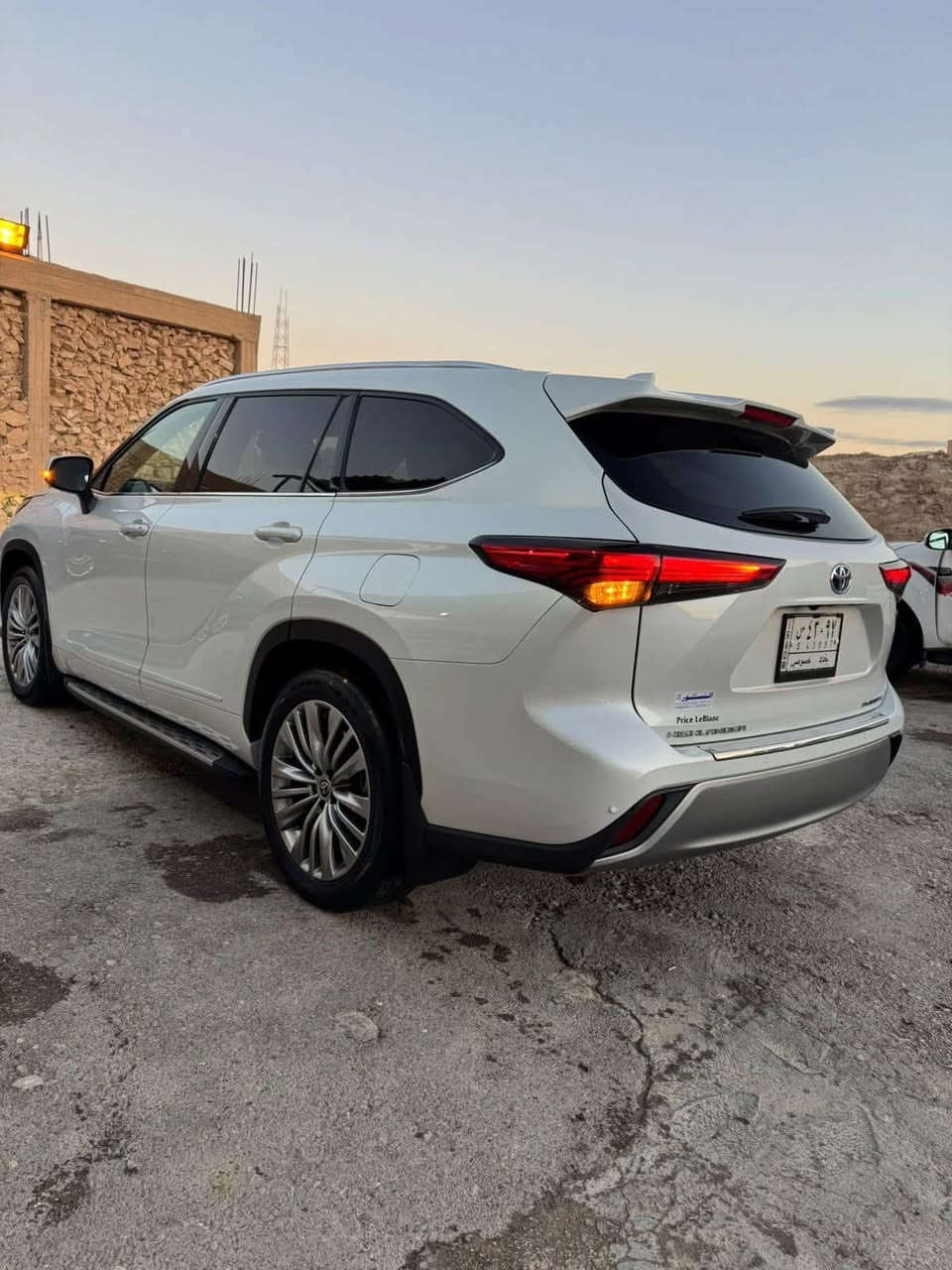 السلام عليكم 
تويوتا هايلاند هايبرد 2022 بلاتينيوم اعلى فئة بلهايلاندر 
ماشية 30 الف ميل الضرر اجت غراضها مفتوحه بداخلها فقط عدا البنيد ما اجه وياها بقية الاغراض كلها مالتها شركة السيارة بدون ايرباك مرقمة بغداد اللون ابيض 
السعر المطلوب$38,000 $دولار 
للأستفسار : ***********

