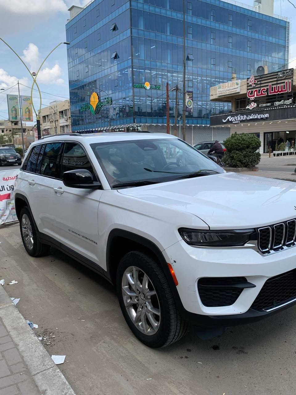 يرجى قرائه التفاصيل قبل الاتصال جيب كراند شيروكي 6 سلندر محرك 3600موديل ٢٠٢٢ السياره داخله سرقه كشر فقط اربع بوب وصندوق وبنيد يعني بدون حادث وراجعه قطع بلاديه اصليه نفس اللون يعني بدون صبغ حته الدعاميات بدون صبغ  وبدون ايرباك ماشيه 18 الف فقط  خمسه  راكب  السياره داخل جلد كشنات كهرباء تدفئه بلكشنات رادار امامي خلفي مانع تصادم توقف ذاتي رادرات جانبيه بلمري حساسات اماميه خلفيه  تدفئه ستيرن شاشه العدادات دجتل شاشه كار بلي صندوق كهرباء تبريد امامي خلفي اشاير بلمري ثلاث وضعيات قياده كير ماوس نظام منحدرات ويل كب كروم بك لايت لد سستم سماعات تشغيل عن بعد رقم بغداد بسمي شرط التحويل مكان السياره بغداد اعظميه السياره كامله برغي نقص ما بيها  تم تنزيل السعر من 300 إلى 275ورقه قفل قفل  للاستفسار ***********
