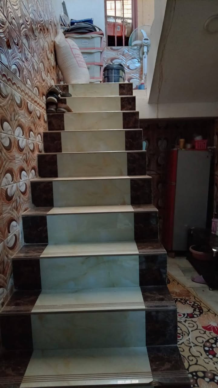 سلام عليكم ورحمة الله وبركاته بيت للبيت بمنطقه حي شرطه رقم معاملته كامله واصل للتقيم البيت يتكون من استقبال وصاله ومطبخ حارو  بارد ودرج وبيتونه وغرف 2نوم وصحيات وطارمه جبيره مناور2 البيت عكاده طابق واحد سعر 95وبيه مجال مكلفه بالنشر رقم صاحب البيت ***********
