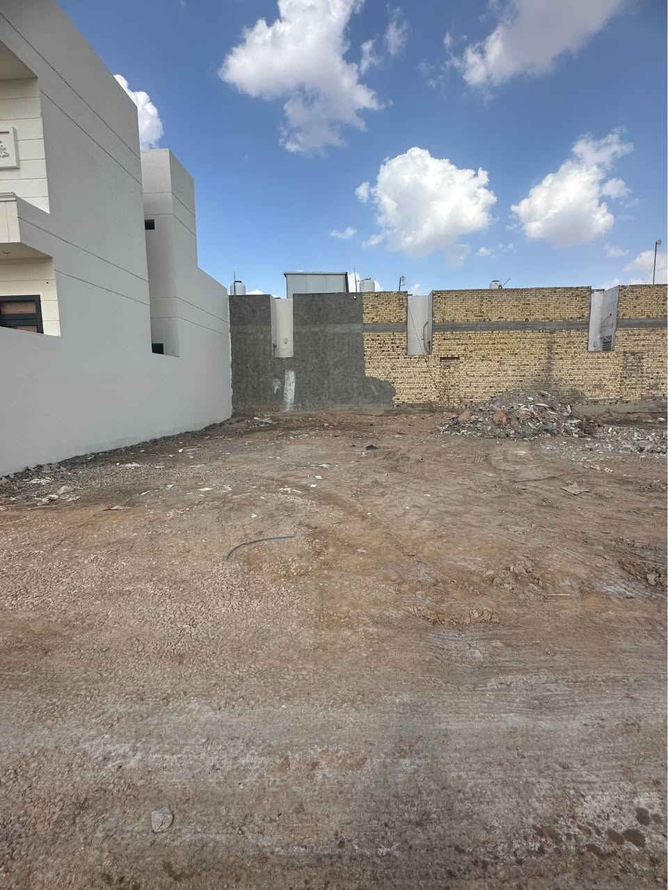 فرصة ذهبية للسكن أو الاستثمار بجوار الجامعة! 💎
قطعة أرض مميزة جداً معروضة للبيع، تتمتع بموقع استثنائي يجمع بين الهدوء والقرب من الخدمات الحيوية.
• 📍 الموقع: مقابل باب الجامعة الخلفي مباشرة (ثالث عرصة عن الشارع العام).
• 📐 المساحة: 185 متر مربع.
• 📐 الأبعاد: الواجهة 11.5 م × النزال 16 م (تقسيم هندسي ممتاز).
• ⚖️ السند: سند 25 - معاملة بلدية جاهزة (تحويل فوري).
هذه الأرض هي الخيار الأمثل لمن يبحث عن موقع حيوي وقريب من صرح جامعي.
📞 للاستفسار والتواصل:
(*********** )
(*********** )
📍 أو زورونا في: مكتب الحولي لتجارة العقار. ديوانية, القادسية
